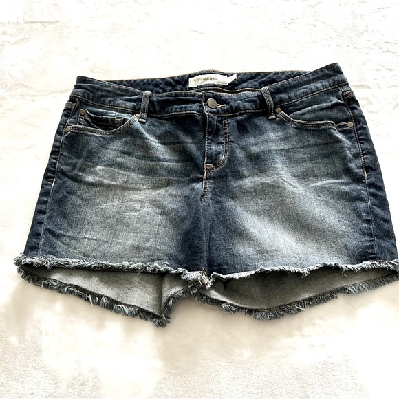 TORRID Women’s Dark Wash Stretch Shorts - Picture 2 of 10
